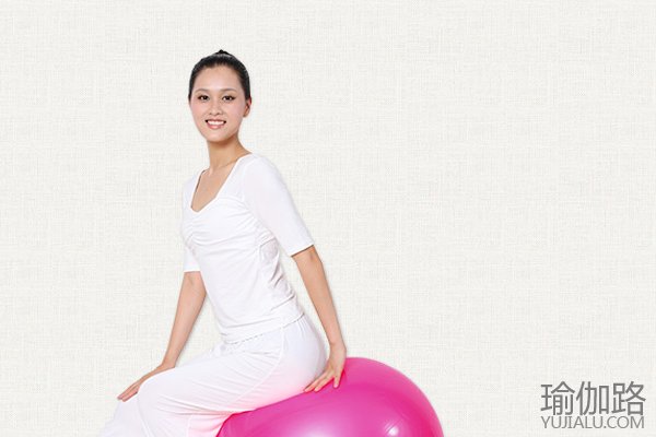孕妇坐瑜伽球